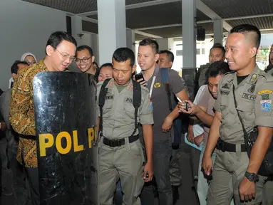 Ahok menghampiri puluhan anggota Satpol PP yang tengah bersantai di Balaikota, Jakarta, (8/10/14). (Liputan6.com/Herman Zakharia)