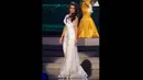 Miss Brasil 2014, Melissa Gurgel berpose dengan memperagakan gaun malamnya saat kompetisi ajang Miss Universe 2014 di Miami, Florida, Rabu (21/1/2015). (REUTERS/Miss Universe Organization)