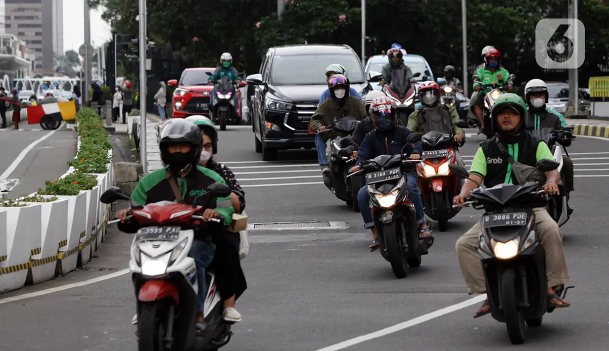 Pengendara motor melintas di Jalan, Jakarta, Kamis (29/12/2022). Asosiasi Industri Sepeda Motor (AISI) mencatatkan total penjualan per November 2022 sebanyak 640.630 unit kendaraan bermotor. Untuk distribusi penjualan tersebut diketahui rinciannya, yakni sebanyak 588.269 unit motor dijual di pasar domestik, dan sebanyak 52.361 unit diekspor. (Liputan6.com/Johan Tallo)