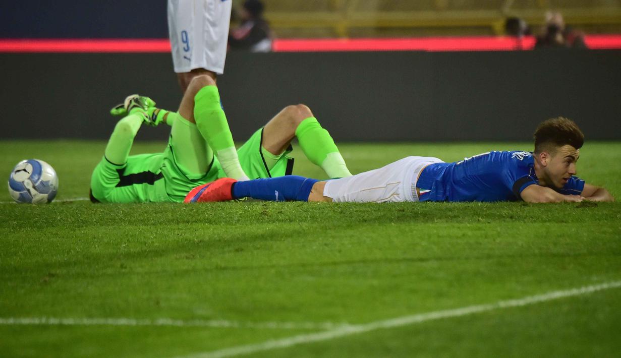 Pemain Italia, Stephan El Shaarawy saat terjatuh pada laga persahabatan melawan Rumania di Stadion Renato Dall'Ara, Bologna, Rabu (18/11/2015) dini hari WIB. (AFP Photo/Giuseppe Cacace)