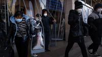 Para pemudik yang memakai masker berjalan keluar dari Stasiun Kereta Api Beijing di Beijing, China, Sabtu (14/1/2023). Jutaan warga China diperkirakan akan melakukan perjalanan selama periode liburan Tahun Baru Imlek tahun ini. (AP Photo/Mark Schiefelbein)