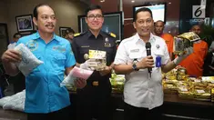 Kepala Badan Narkotika Nasional (BNN) Komjen Pol Budi Waseso (kanan) bersama Direktur Informasi Kepabeanan dan Cukai DJBC Bahaduri Wijayanta (tengah) menunjukan barang bukti penyelundupan narkotika di Jakarta, Rabu (27/9). (Liputan6.com/Immanuel Antonius)