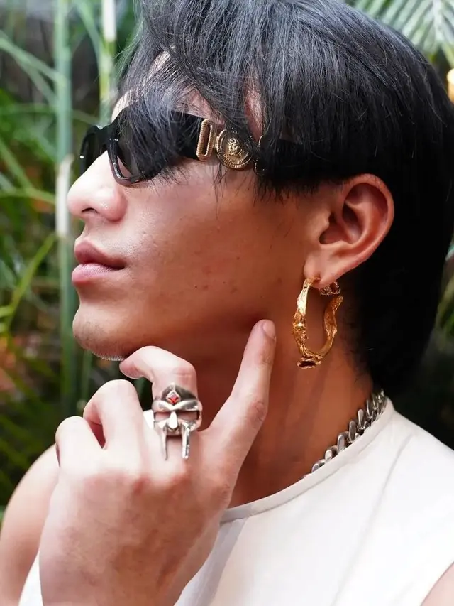 6 Potret Jefri Nichol Bergaya Genderless Fashion di Gala Premiere Sri Asih, Curi Perhatian Pakai Tanktop