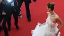 Sejumlah fotografer mengabadikan gambar model Bella Hadid saat tiba menghadiri pemutaran film "Rocketman" di Festival Film Cannes edisi ke-72 di Cannes, Prancis (16/5/2019). (AFP Photo/Antonin Thuillier)