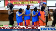 Selain menangkap empat pelaku, petugas juga menyita sepeda motor, kayu balok, dan sebatang besi.