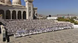 Ribuan pengantin pria mengenakan pakaian tradisional saat berpartisipasi pada acara nikah massal di Sanaa, Yaman, 2 Desember 2021. Houthi mengadakan nikah massal untuk ribuan pasangan. (AP Photo/Abdulsalam Sharhan)