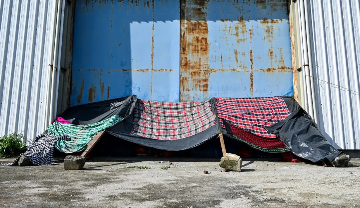 Aksi tersebut mulai berlangsung sekitar pukul 16.00 WIB hingga pukul 18.00 WIB, yang dihadiri sekitar 300 orang warga. Dalam aksinya, masyarakat dari lintas usai tersebut juga membentang spanduk penolakan terhadap etnis Rohingya dan UNHCR. (CHAIDEER MAHYUDDIN/AFP)