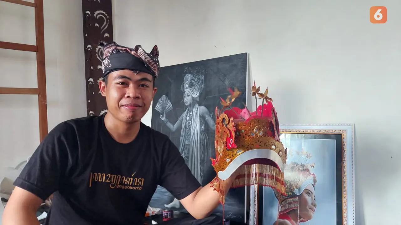 Hidayat Rohman  perajin omprok gandrung asal Desa Kemiren kebanjiran pemesanan omprok menjelang Festival Gandrung Sewu 2023 (Hermawan Arifianto/Liputan6.com)