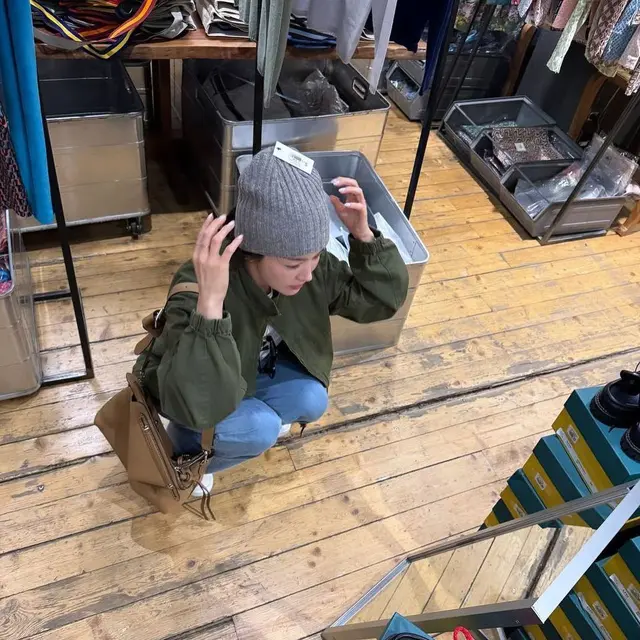 Gaya Slengekan Song Hye Kyo Sebelum Tampil Bak Wanita Karier di Milan Fashion Week, Tenteng Tas Rp43juta Sambil Jongkok di Toko