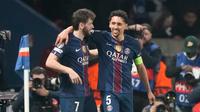 Selebrasi Khvicha Kvaratskhelia dan Marquinhos di laga PSG vs AS Monaco di leg kedua playoff Liga Champions 2025/2026 di Parc Des Princes, Kamis (26/02/2026) dini hari WIB. (AP Photo/Michel Euler)