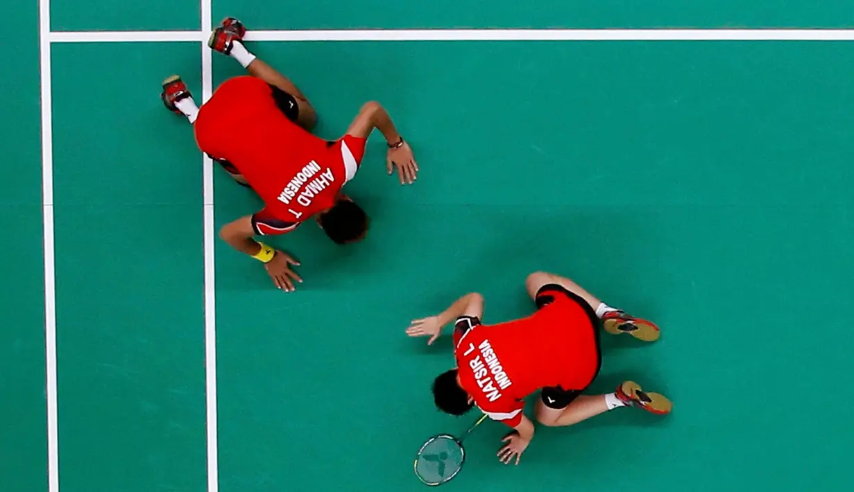 Pasangan ganda campuran Indonesia Tontowi Ahmad/Liliyana Natsir melakukan sujud usai memastikan tiket ke final bulu tangkis Olimpiade Rio 2016, Brasil, Senin (15/8). Tontowi/Liliyana menang dengan 21-16, 21-15. (REUTERS)