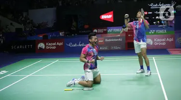 Pebulu tangkis ganda putra Indonesia, Pramudya Kusumawardana/Yeremia Rambitan berselebrasi usai mengalahkan Lee Yang/Wang Chi Lin dari Taipe dalam babak 16 besar East Ventures Indonesia Open 2022 di Istora Senayan, Jakarta, Kamis (16/6/2022). Pramudya/Yeremia menang dengan skor 21-16, 17-21 dan 21-14. (Liputan6.com/Faizal Fanani)