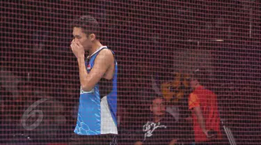 Tunggal putra Indonesia, Jonatan Christie tertunduk usai dikalahkan Jan O Jorgensen asal Denmark di perempatfinal BCA Indonesia Open Superseries Premier 2015 di Jakarta, Jumat (5/6/2015). Jonatan kalah 13- 21, 16-21. (Liputan6.com/Herman Zakharia)