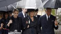 Charles, yang saat itu masih bergelar pangeran, tiba bersama istrinya Camilla, dan putrinya Laura Lopes untuk pemakaman saudara laki-lakinya, Mark Shand, di Holy Trinity Church di Stourpaine, Dorset pada 1&nbsp;Mei 2014. (Adrian DENNIS/AFP)