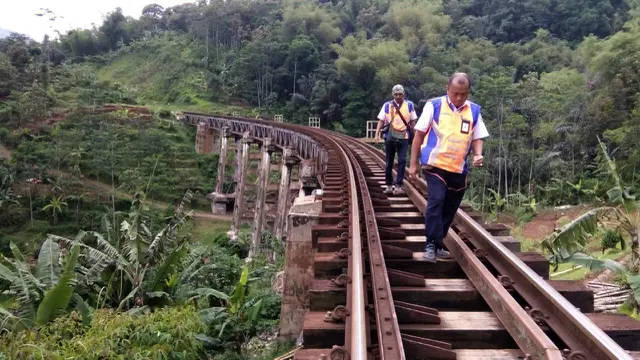 Longsor jalur selatan kereta api