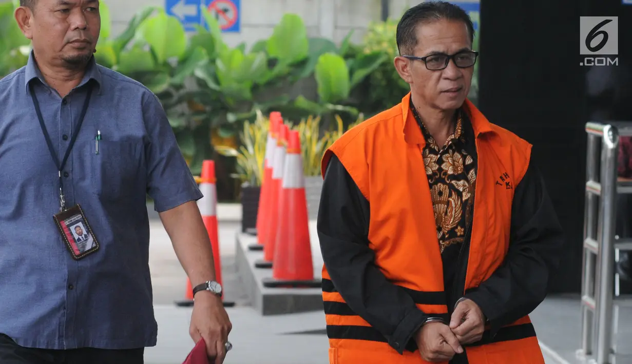 Tersangka Bupati nonaktif Mesuji Khamami (kanan) tiba untuk menjalani pemeriksaan di Gedung KPK, Jakarta, Selasa (14/5/2019). Khamami diperiksa sebagai tersangka untuk melengkapi berkas terkait kasus suap fee proyek infrastruktur pada Dinas PUPR Pemkab Mesuji. (merdeka.com/Dwi Narwoko)
