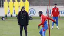 Pelatih Bayern Muchen, Thomas Tuchel saat latihan perdananya bersama tim yang berlangsung di Munchen, Jerman, Selasa (28/03/2023). Tuchel akan memulai laga debutnya bersama Die Roten saat melawan Borussia Dortmund di Liga Jerman pada Sabtu (01/04/2023). (AFP/Michaela Rehle)