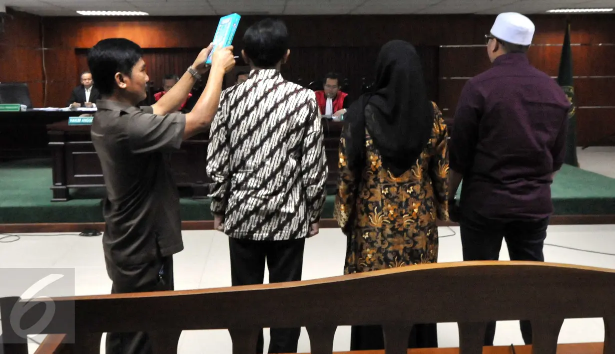 (Ki-ka) Gubernur Sumut Nonaktif Gatot Pujo Nugroho, Evy Susanti dan Yagari Bhastara (Gary) diambil sumpahnya saat akan bersaksi di Pengadilan Tipikor terkait kasus Dana Bansos Pemprov Sumut, Jakarta, Kamis (22/10/2015). (Liputan6.com/Helmi Afandi)