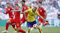 Striker Swedia, Ola Toivonen, berusaha melewati kepungan pemain Inggris pada laga perempat final Piala Dunia di Samara Arena, Samara, Sabtu (7/7/2018). Inggris menang 2-0 atas Swedia. (AP/Alastair Grant)