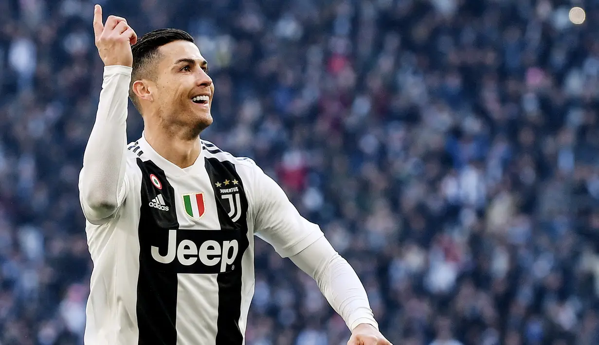 3. Cristiano Ronaldo (Juventus) - Mantan bintang Real Madrid ini mempunyai Kecepatan 88, Dribel 89, Umpan 83, Tembakan 91, Fisik 86, Kemampuan Bertahan 49, OVR 94.(AFP/Marco Bertorello)