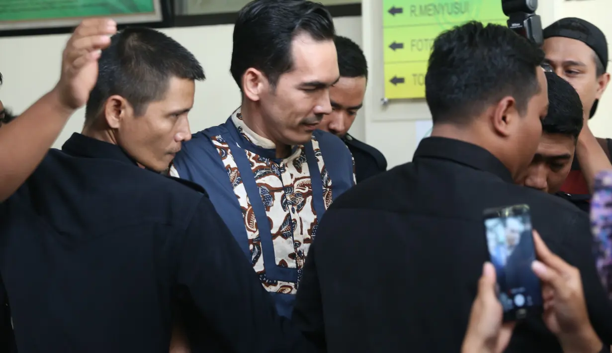 Tak hanya Atalarik, namun para pengawal pun juga memiliki ekspresi yang sama. Tak menjawab pertanyaan para awak media, para pria tersebut fokus dengan pengawalan ketat Atalarik menuju ruangan. (Nurwahyunan/Bintang.com)