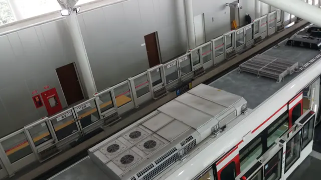 Mengintip LRT Jakarta yang siap beropersi pada Maret 2019, Senin (25/2/2019). (Bawono/Liputan6.com)