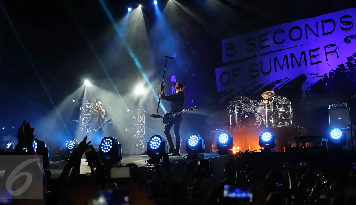 5 Seconds Of Summer saat tampil di ICE BSD, Tangerang Selatan, Sabtu (5/3/2016). Dalam Tour Sound Live Feels Lives Band 5 SOS asal Australia berhasil menghibur para fansnya yang berada di Indonesia. (Liputan6.com/Angga Yuniar)