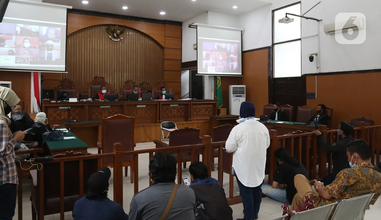 Suasana sidang telekonferensi pembacaan vonis terdakwa pembunuhan berencana anak dan ayah di Lebak Bulus, di PN Jakarta Selatan, Senin (15/6/2020). Majelis Hakim menjatuhkan vonis hukuman mati terhadap Aulia Kesuma dan putranya Geovanni Kelvin. (Liputan6.com/Herman Zakharia)