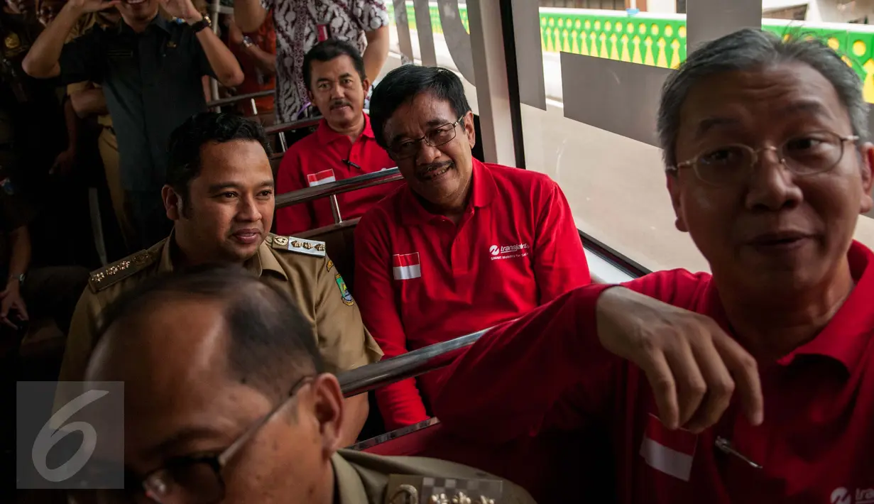 Djarot Saiful Hidayat saat meninjau ujicoba Koridor 13 Transjakarta di Jakarta, Senin (15/5). Peninjauan itu dilakukan guna mengecek kesiapan pengoperasian Koridor 13 Transjakarta rute Ciledug-Tendean. (Liputan6.com/Gempur M. Surya)