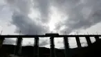 Lokomotif melintas di jembatan kereta yang dalam proses penyelesaian di Taiga, dekat stasiun Dzheb, Krasnoyarsk, 10 Oktober 2016. Rusia membangun jembatan kereta tertinggi di negaranya yang merupakan proyek Trans-Siberian Railway (REUTERS/Ilya Naymushin)