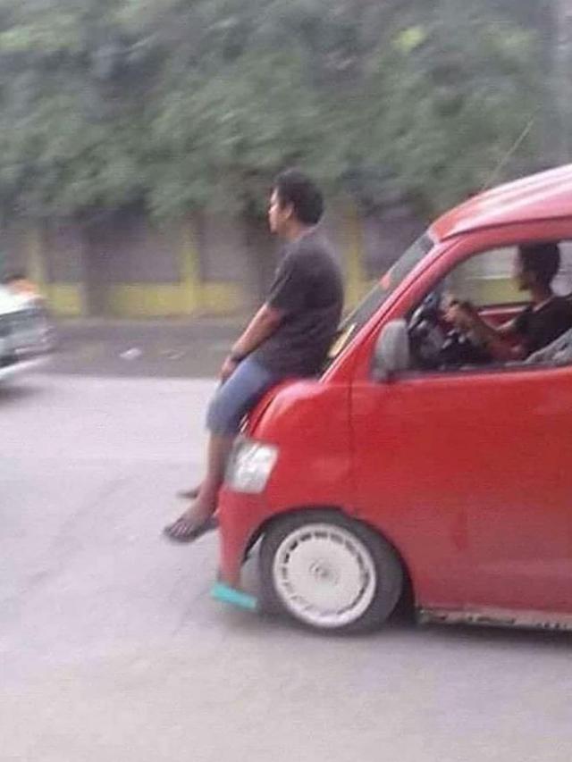 Bikin Ngeri, Ini 5 Potret Orang Absurd Saat Numpang di Depan Kendaraan