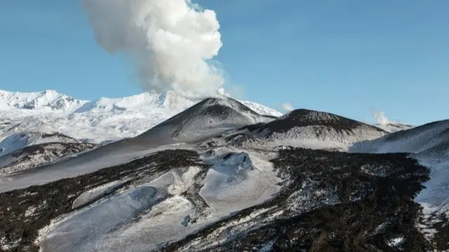 Gunung Ebeko di Rusia