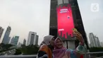 Warga berselfie di kawasan jalan Jenderal Sudirman, Jakarta,Sabtu (18/7/2020). Pemerintah Provinsi DKI Jakarta memperpanjang PSBB fase transisi selama 14 hari hingga 30 Juli, seiring kasus baru COVID-19 masih tinggi di ibu kota. (merdeka.com/Imam Buhori)