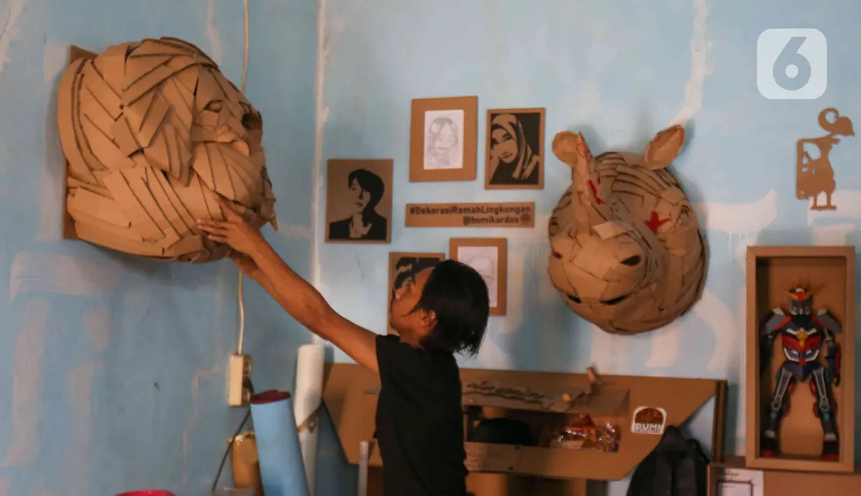 Perajin memasang pajangan dari kardus di Workshop Bumi Kardus, Depok, Jawa Barat, Jumat (15/7/2022). Kerajinan berbahan baku kardus tersebut dijual dengan harga Rp 400 ribu hingga Rp 60 juta tergantung tingkat kesulitan dan ukuran. (Liputan6.com/Herman Zakharia)