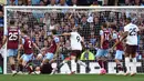 Pemain Manchester City, Erling Haaland, mencetak gol ke gawang Burnley pada laga pekan perdana Premier League di Stadion Turf Moor, Sabtu (12/8/2023). City menang dengan skor 3-0. (AFP/Darren Staples)