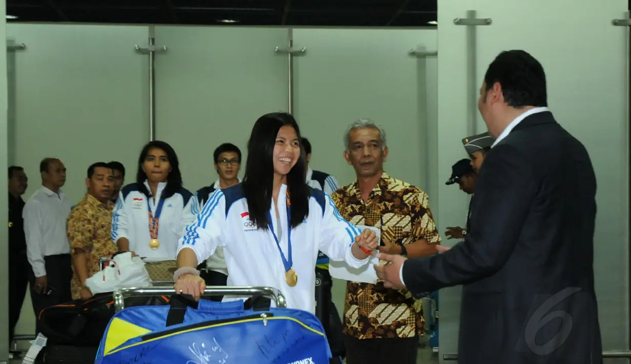 Usai berlaga di Asian Games 2014, tim bulutangkis Indonesia kembali ke tanah air dan tiba di Bandara Soekarno-Hatta pada Selasa, (30/9/2014). (Liputan6.com/Helmi Fithriansyah)