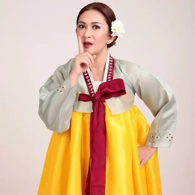 Nafa Urbach yang terlihat cantik di usia kepala empat