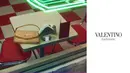 Sambut Tahun Kuda, Valentino meluncurkan Lunar New Year Campaign 2026. Kampanye ini menafsirkan momen pergantian tahun sebagai perjalanan emosional tentang mimpi, kebersamaan, dan kemungkinan yang tak terbatas. [Valentino]
