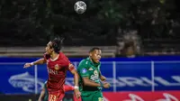 Striker Persebaya, Arsenio Valpoort (kanan) pada laga kontra Bhayangkara FC di BRI Liga 1. (Istimewa)