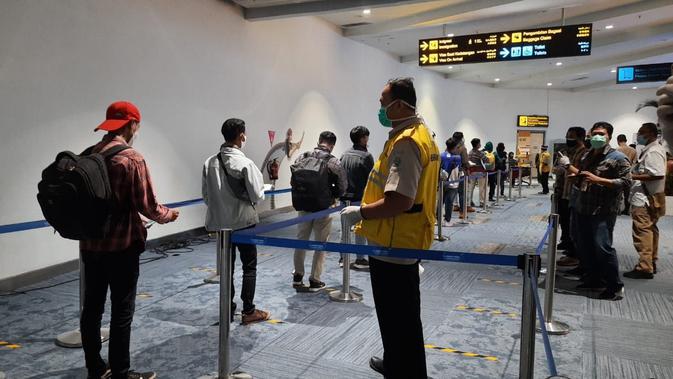 14 ABK asal Indonesia yang bekerja di kapal China, Long Xing 629, tiba di Terminal 3 Bandara Internasional Soekarno Hatta, Jumat sore (8/5/2020). (Liputan6.com/ Pramita Tristiawati)