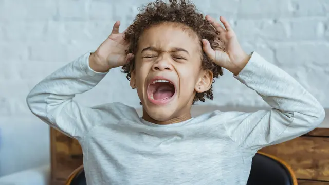 Contoh ilustrasi anak ngambek atau cranky hingga menangis
