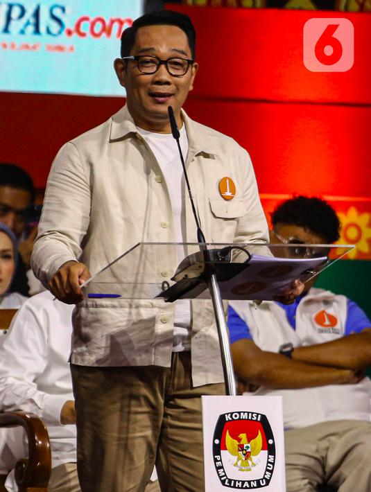 Calon gubernur DKI Jakarta nomor urut satu Ridwan Kamil saat debat kedua Pemilihan Gubernur DKI Jakarta pada Pemilihan Kepala Daerah (Pilkada) Serentak 2024 di Beach City International Stadium, kawasan wisata Ancol, Jakarta Utara, Minggu (27/10/2024). (Liputan6.com/Angga Yuniar)