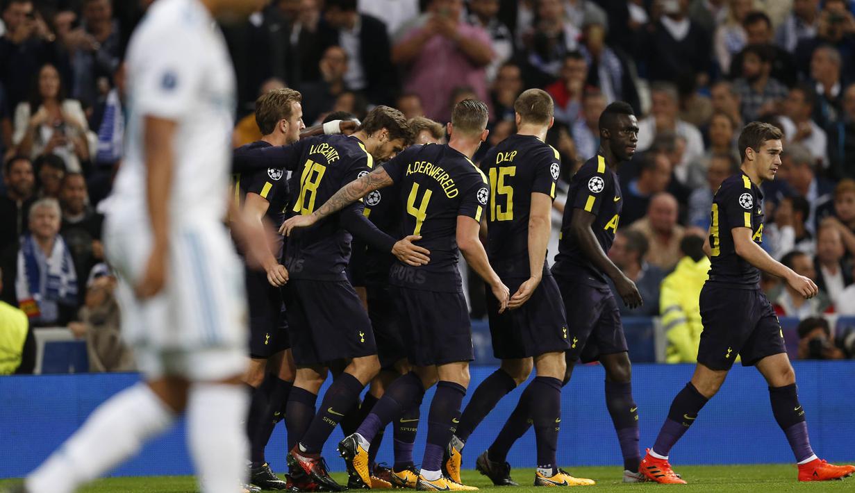 Para pemain Tottenham merayakan gol bunuh diri bek Real Madrid, Raphael Varane, pada laga Liga Champions di Stadion Santiago Bernabeu, Madrid, Selasa (17/10/2017). Kedua klub bermain imbang 1-1. (AP/Fransisco Seco)