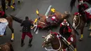 Seekor kuda yang ditunggangi anggota resimen kavaleri tradisional atau yang dikenal Husares de Junin terjatuh saat mengikuti parade militer perayaan Hari Kemerdekaan Peru di Lima, Peru (29/7). (AP Photo / Rodrigo Abd)