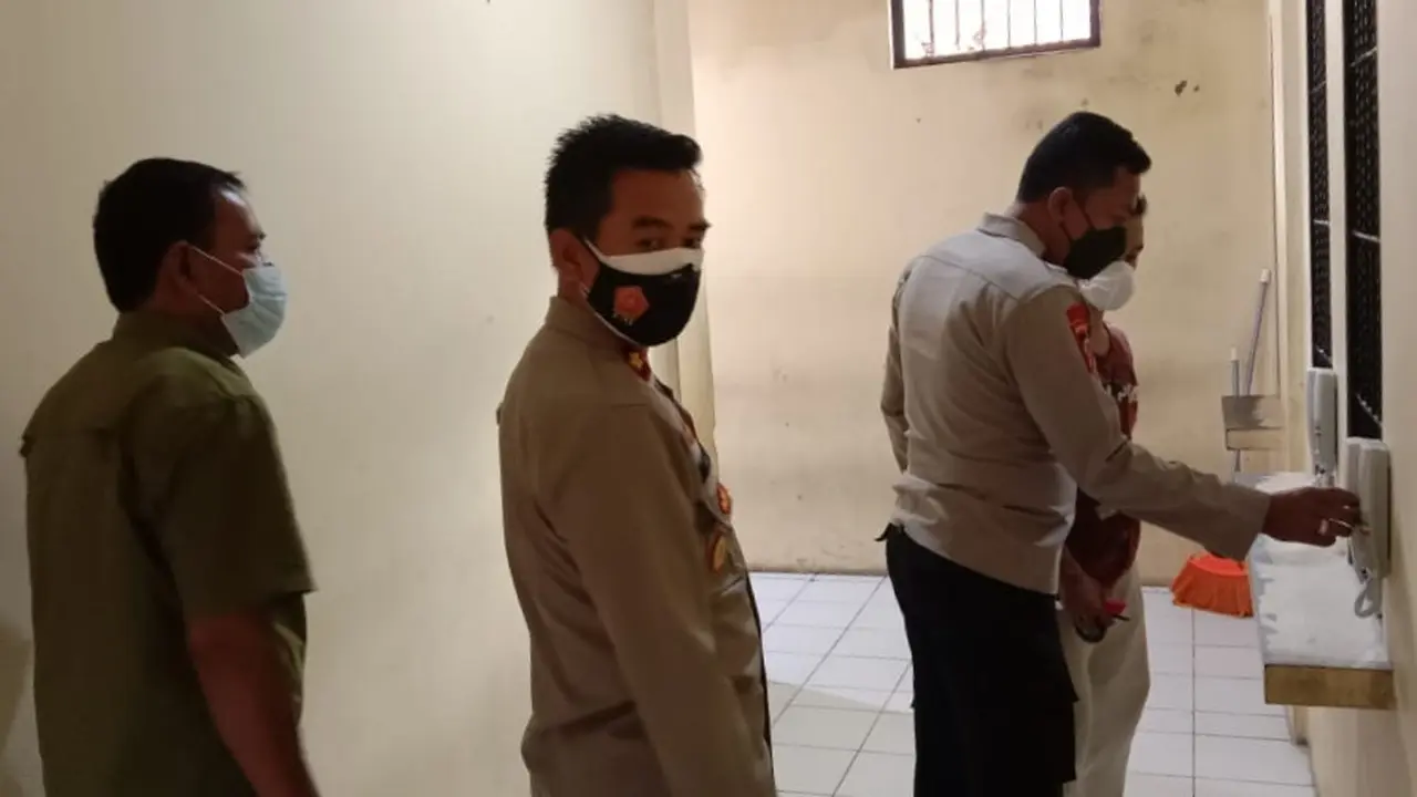 Polres Serang Kota Periksa Kondisi Ruang Tahanan. (Rabu, 08/09/2021). (Yandhi Deslatama/Liputan6.com).