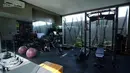 <p>Di sebelah kafe, terdapat tempat gym untuk workout sehari-hari. Bagian ini dipenuhi dengan alat fitnes yang cukup lengkap. [Foto: YouTube.com/TAULANY TV]</p>