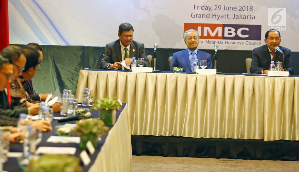 PM Malaysia, Mahathir Mohamad (tengah) dan Ketua IMBC Tanri Abeng (kanan) saat melakukan pertemuan di Hotel Grand Hyatt Jakarta, Jumat (29/06). Pertemuan membahas peningkatan perdagangan dan investasi kedua Negara. (Liputan6.com/HO/Ismail)