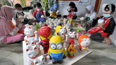 Anak-anak mewarnai boneka berkarakter kartun di Saung Art Gallery, Pondok Cabe, Tangerang Selatan, Banten, Kamis  (25/3/2021). Selain menjadi sarana edukasi, boneka berbahan gipsum yang dapat digunakan sebagai celengan ini dijual dengan harga Rp 20 ribu-Rp 40 ribu per buah. (merdeka.com/Arie Basuki)