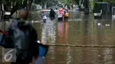 Petugas kebersihan menijau lokasi banjir di kawasan di Hang Lekiu, Kebayoran Baru, Jakarta, Jumat (11/11). Hujan deras yang mengguyur Jakarta sejak siang tadi menyebabkan sejumlah wilayah tergenang banjir. (Liputan6.com/Johan Tallo)