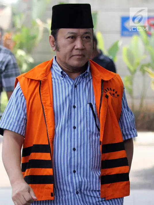 Bupati Lampung Selatan nonaktif Zainudin Hasan berjalan menuju gedung KPK untuk jalani pemeriksaan lanjutan, Jakarta, Sabtu (15/8). Adik Ketua MPR Zulkifli Hasan ini diperiksa terkait proyek infrastruktur di Kab Lampung Selatan. (Merdeka.com/Dwi Narwoko)